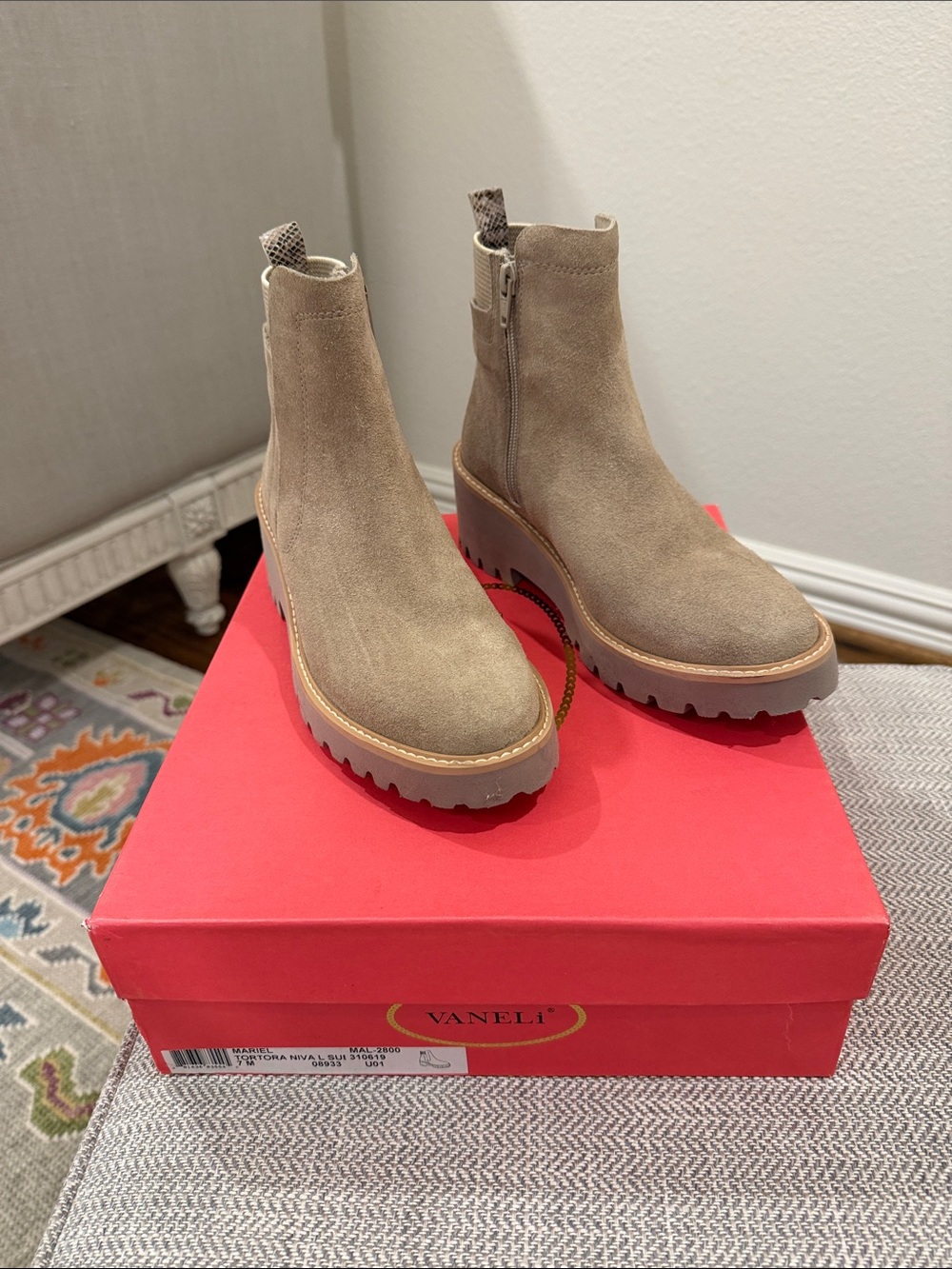 NIB Vaneli Suède Boots